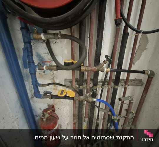 מערכת צנרת מים ושעוני מים עם שסתומי אל חוזר בבניין